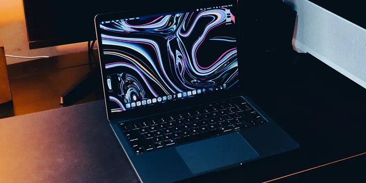 苹果平价 MacBook 曝光：A18 Pro 芯片、多巴胺配色，起售价不到 5000 元