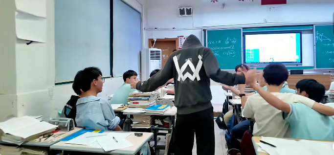 嘉豪梗爆火背后，二次元校园热梗再翻红