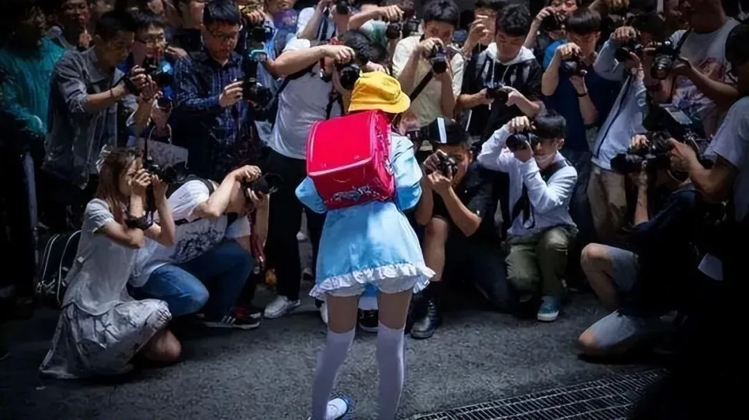 漫展疑现低俗收费互动引发二次元争议