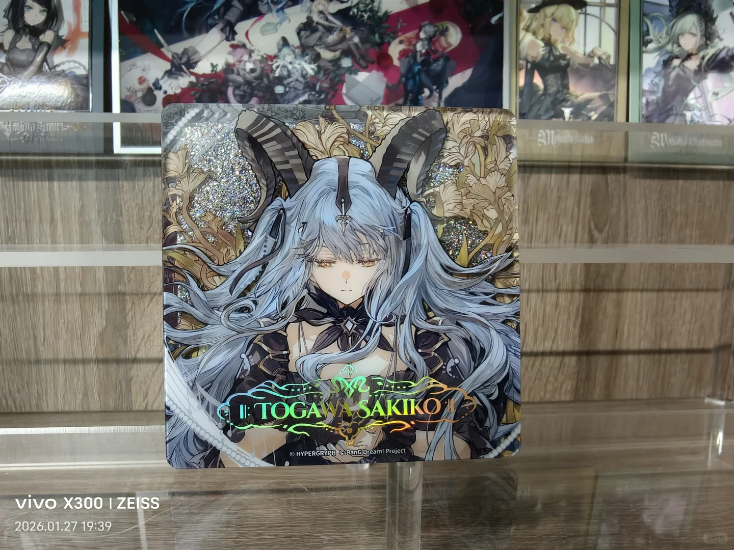 明日方舟×Ave Mujica联动周边开箱：超大立牌细节与玩梗合影