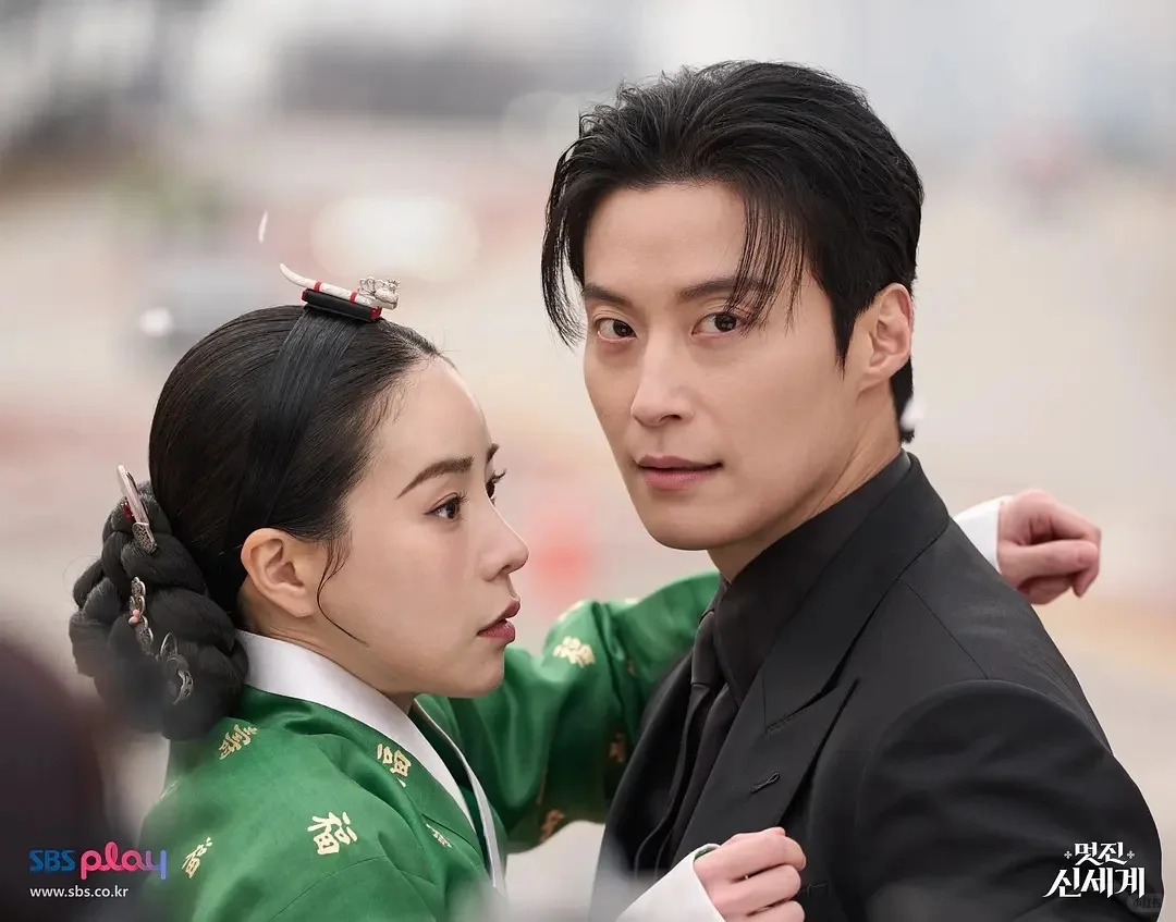 《我的王室死对头》剧评：林智妍双重人格演绎跨时空罗曼史，SBS奇幻喜剧5月8日首播